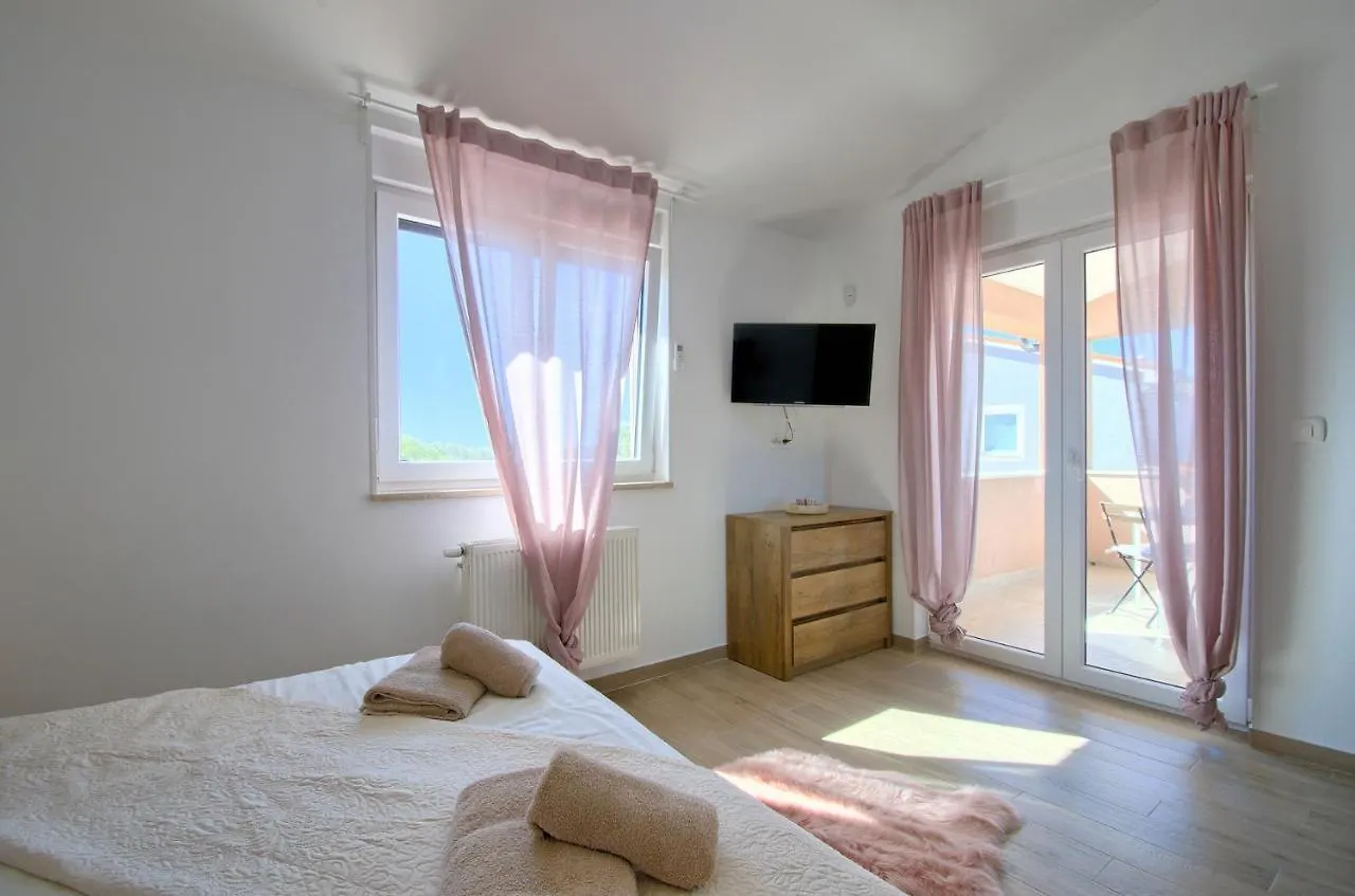 Villa Moki Mit Privatem Beheizbarem Pool Pula 0*,  Croatia